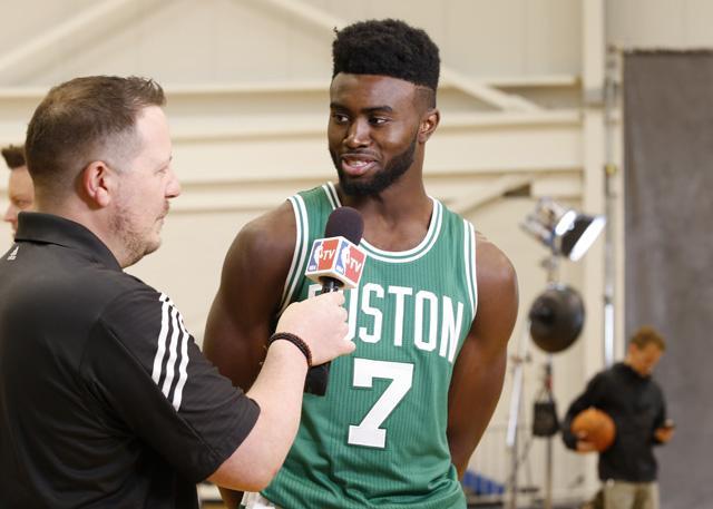 在边锋或中 在边锋或中